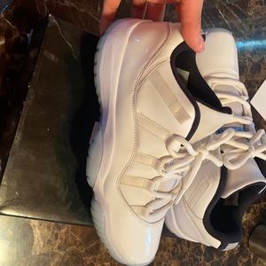 I am selling my Jordans retro 11 low color white